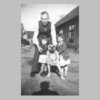 080-0080 Walter Lunkowski aus Pregelswalde mit der Nichte Hertha, der Tochter Astrid und dem stolzen Hofhund.jpg